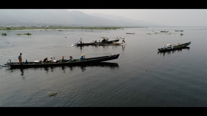 Le lac et les touristes