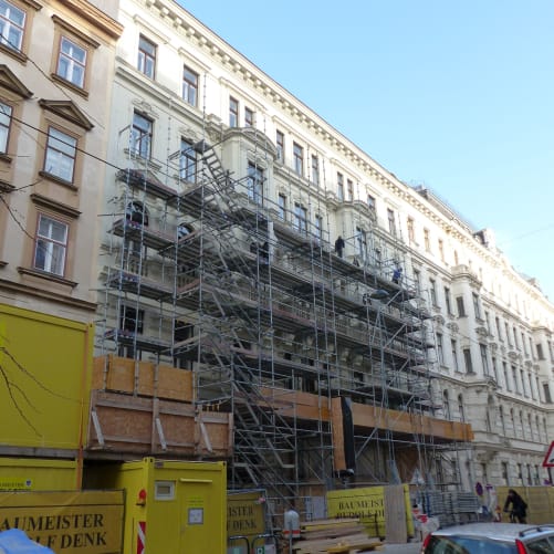 Das Baugerüst wird abgebaut / The scaffolding is been removed