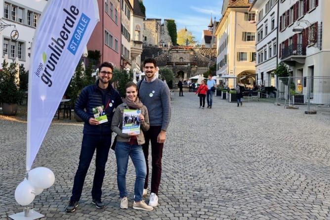 Tobias, Sereina und Andreas beim Strassenwahlkampf.