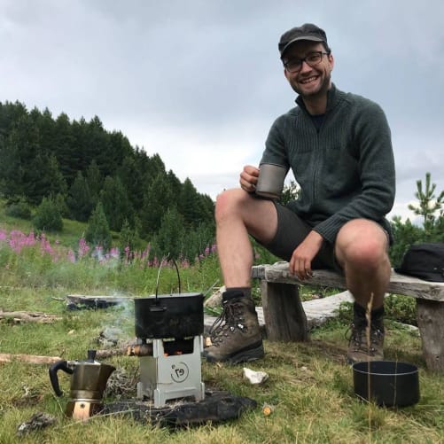 Tobias beim Outdoor-Kochen