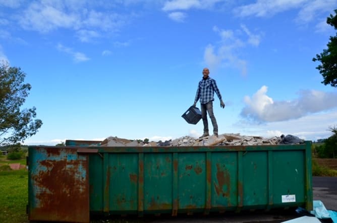 Jörn sur 5 des 30 tonnes de débris de démantèlement