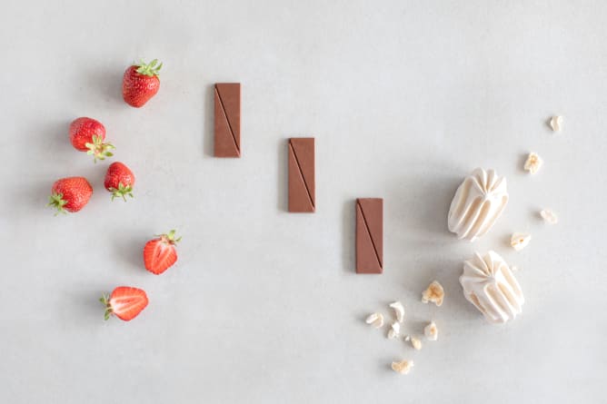 Córe (Grand cru single origin milk chocolate 38% made by cocoa beans from Venezuela, strawberries and meringue)