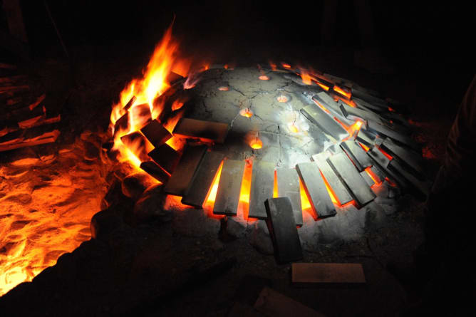 Kalkbrand bei Nacht: Die Steine glühen hellorange bei ca. 1000°C