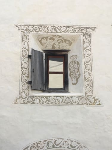 Sgraffito: Fensterdetail in Guarda