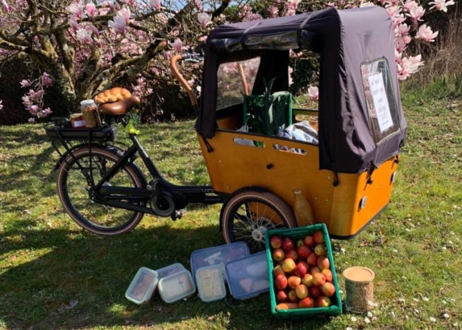 Vélo cargo avec quelques produits