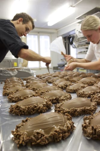 Das Confiserie Roggwiller Team mit viel Leidenschaft und Präzision bei der Arbeit