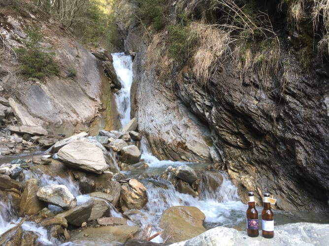 lokale Ressourcen: Kalkbrenner Bier mit Wasser tschliner Bergquellwaser