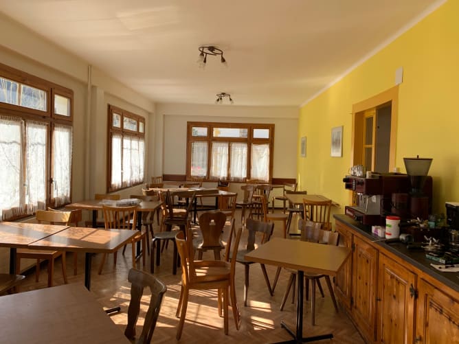 La salle à manger avec les anciennes tables