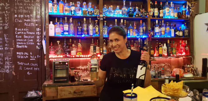 Yadira bereitet die besten Cocktails an der «Las Puertas Bar» | 2019