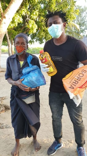 Pedro delivering the first foodpackages