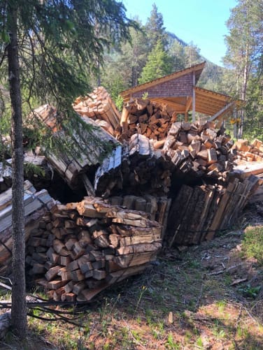 Das Holz der Gemeinde Valsot liegt bei der Chalchera in Sur en da Sent bereit.