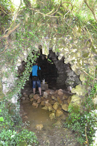 Künstliche Grotte an einem energiereichen Ort