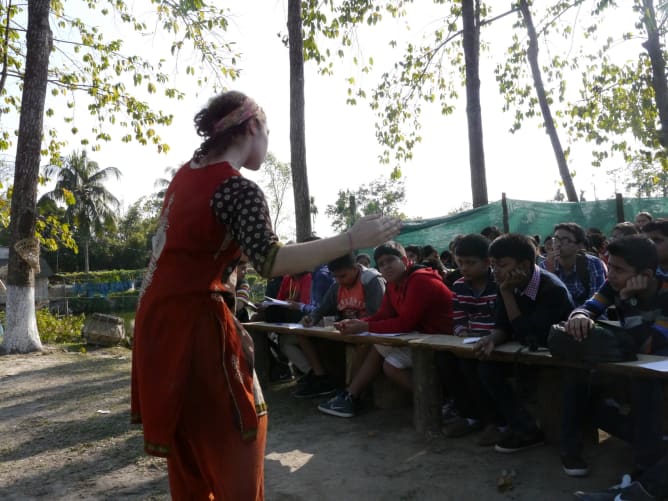 Gruppe von Schülerinnen und Schülern auf der Farm