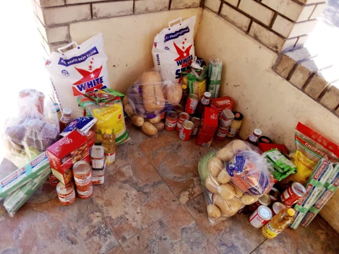 Mit zusätzlichen Spenden werden Lebensmittelpakete an Familien von BBL-Kindern verteilt, die diese am dringendsten benötigen.