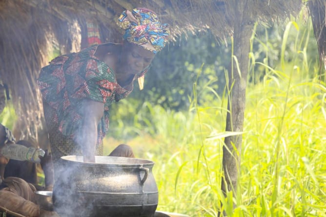 Traditionelles Kochen auf dem Feuer: Rauch und viel Holz - Es geht auch anders