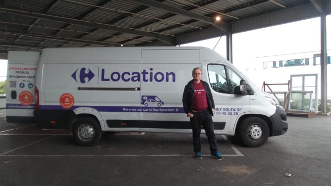 Roland, mon papa devant la camionnette louée ! Allons-y ! Le magasin Lapeyre nous attend de pied ferme !