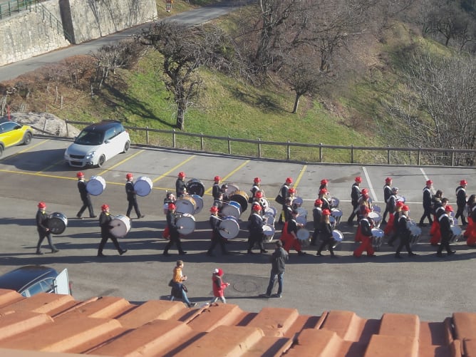 Devant l’immeuble de l’école, sur la place de la poste au milieu du village...