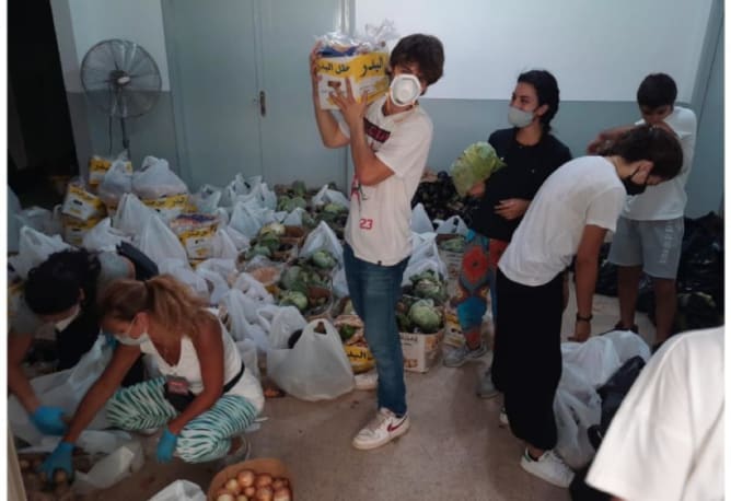 Rayan et d'autres bénévoles préparant les rations de nourriture