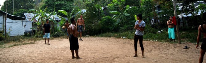 Séance de volley dans un village caché dans la forêt 