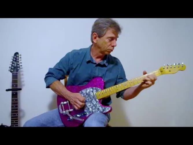 Rick Harris stellt Angy Burris pinke Telecaster vor
