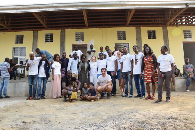 Das Team vor Ort beim Gesundheitszentrum in Bekoko.
