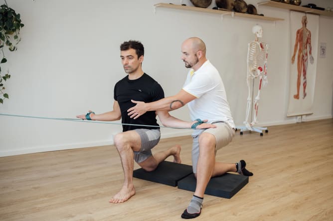 Avec la Stabilisation Sprale nous bien agissons sur l'étirement des muscles profonds avec la bonne traction de la colonne vertébrale