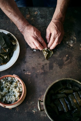 Dolmades (Gefüllte Weinblätter) werden gerollt