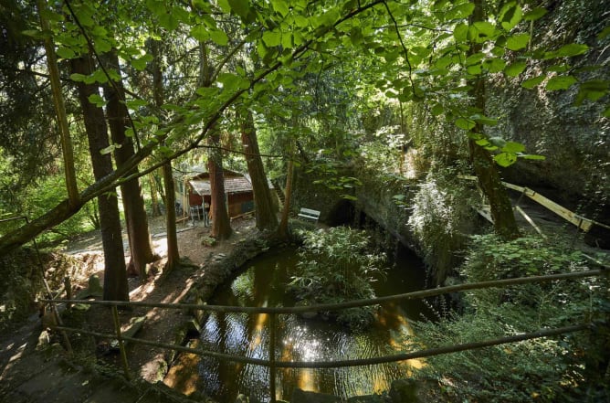 Versteckte Grotte auf dem Grundstück von Synergy Village