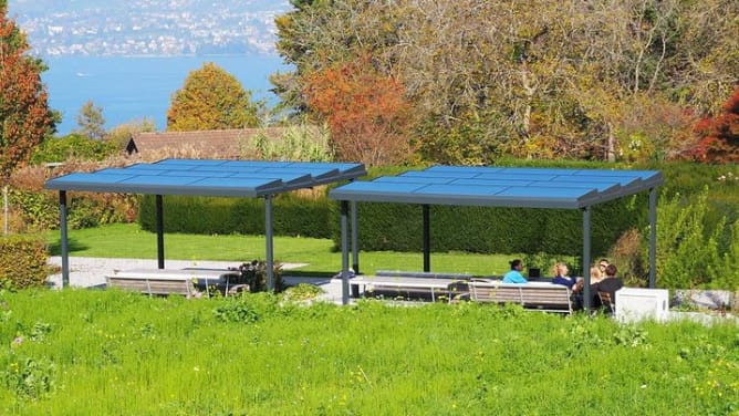 Solarpergola aus semi-transparenten Solarmodulen