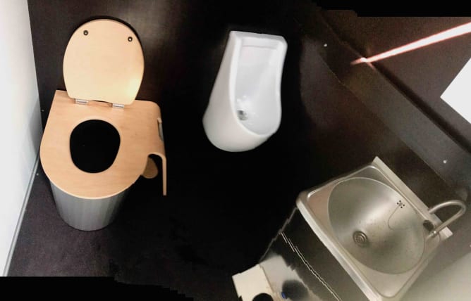 Trocken-Trenn-Toilette mit ausgeklügeltem Design basierend auf einem Förderband