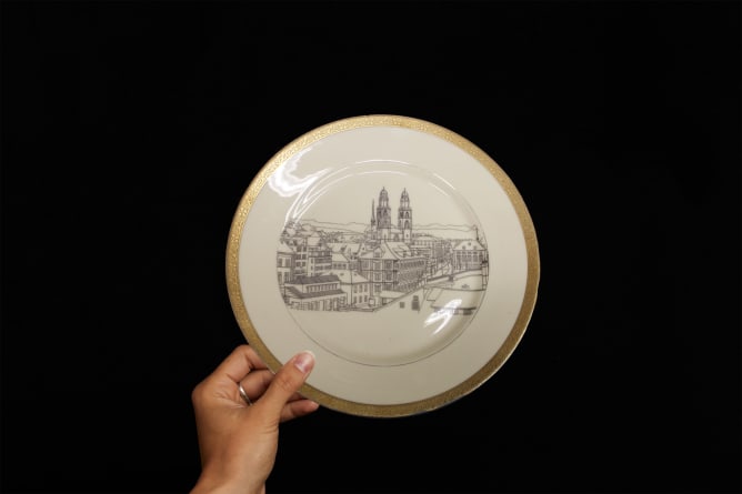 La photo montre l’assiette d’essai. Pour les goodies, nous imprimons la couverture de «Geliebtes Zürich 2» au service de mes grands-parents.