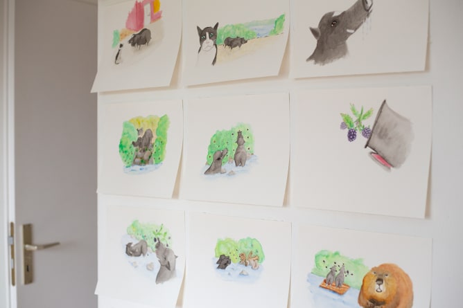 Die Illustrationen im Atelier an der Wand