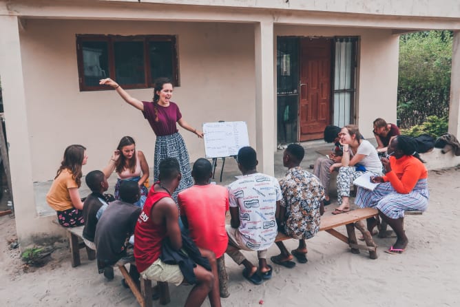 Um curso de inglês ministrado por Sharon, uma voluntária sul-africana.