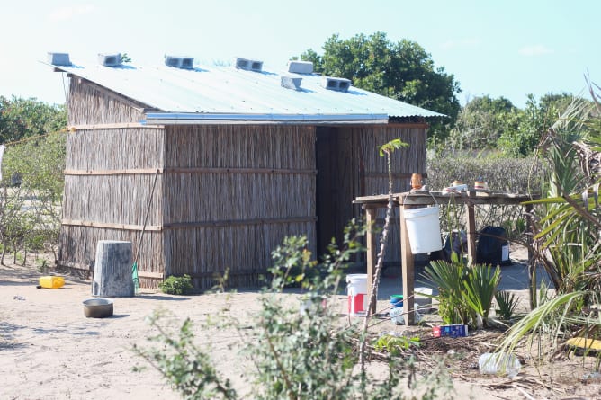 Une grande partie de la population mozambicaine vit dans des conditions très rudimentaires.