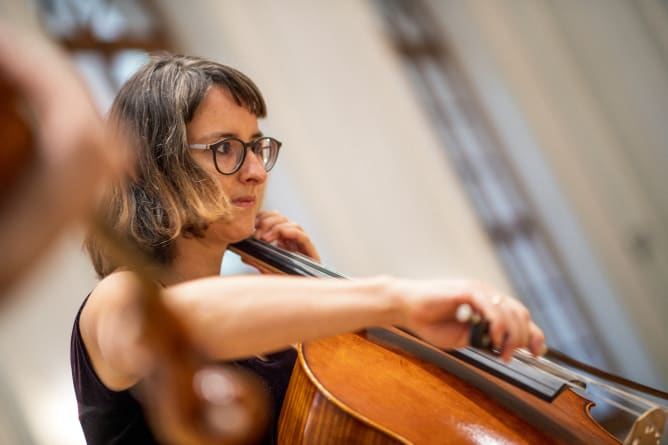 Andrea Bischof, Cello. (Fotograf: Daniele Caminiti)