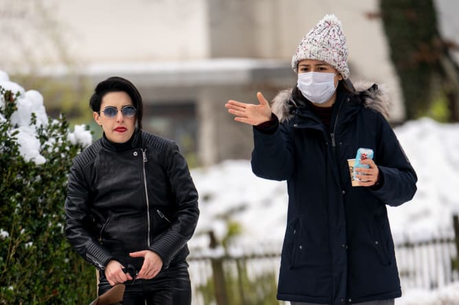 Laura Scaglia et Mei Fa Tan, en préparation du tournage.