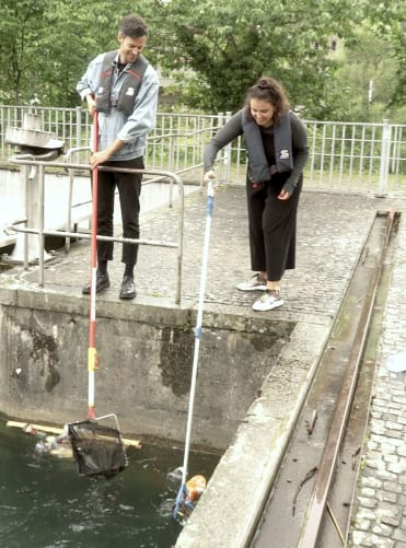 Die PET-Flaschen holen wir tatsächlich selbst aus der Limmat.