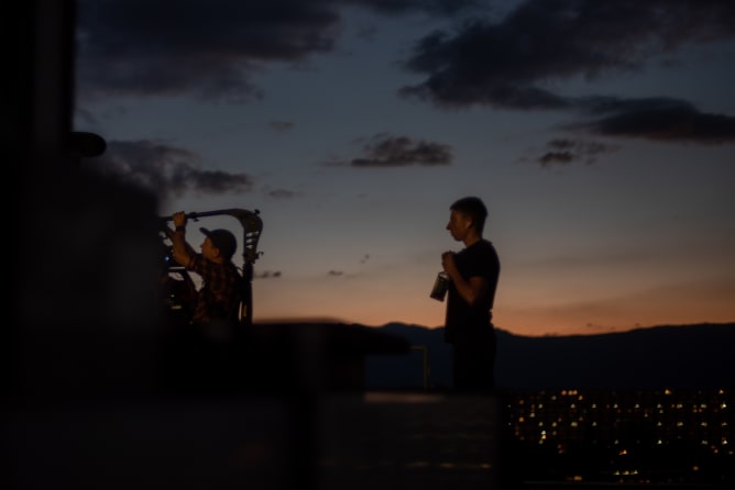 Tournage d’une scène sur le toit d’un immeuble.