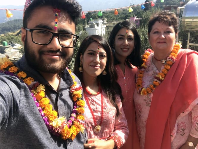 Prajjwal, ses deux soeurs et Jacqueline pendant Tihar, la fête des lumières (2019)