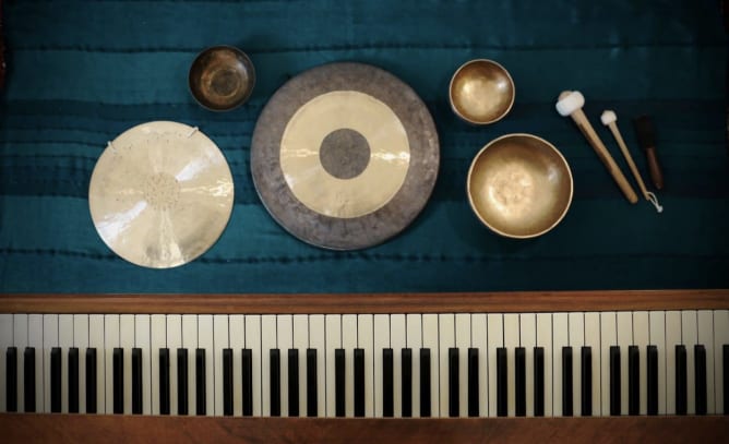 Debussy in Resonance with gongs and piano