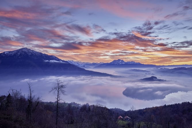 Abendstimmung auf dem Walchwilerberg - Blick auf Zugersee, die Chiemen-Halbinsel, Rigi und Pilatus