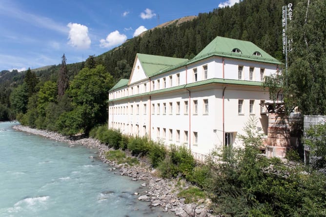 Die Füsse im Inn baden. Eine schöne Beschäftigung während der Mittagspause.