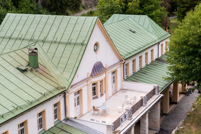 Laue Sommernächte auf dem Balkon geniessen, das mögen alle Künstler*innen gerne.