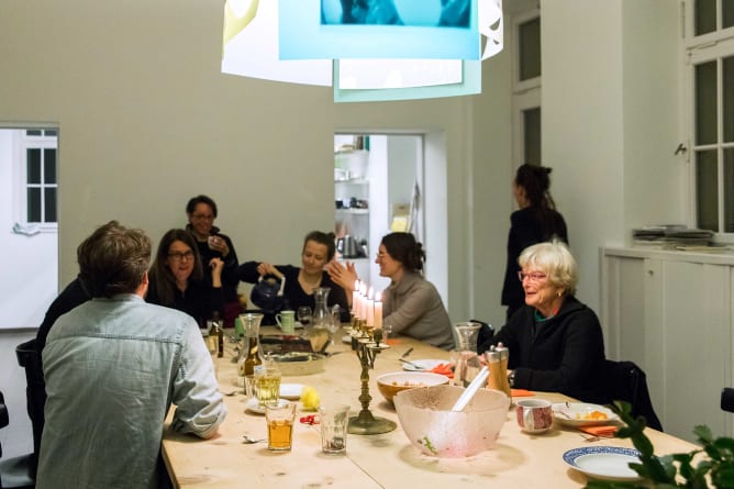 Beim Abendessen können sich die Künstler*innen in lockerer Atmosphäre austauschen.