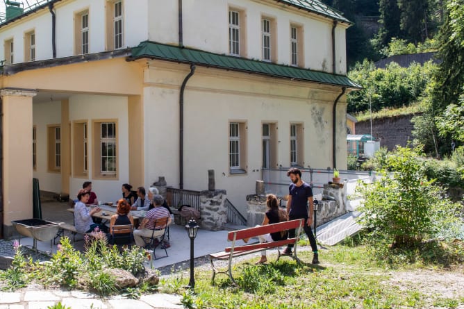 Die Besucher*innen machen eine kleine Pause, während sich die Künstler*innen auf die nächste Performance vorbereiten.