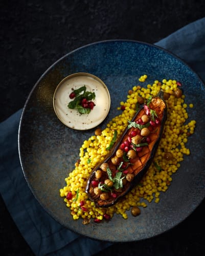 Geröstete Auberginen auf Safran-Perlcouscous mit Kichererbsen, Granatapfel, Tahini-Joghurt und Minze