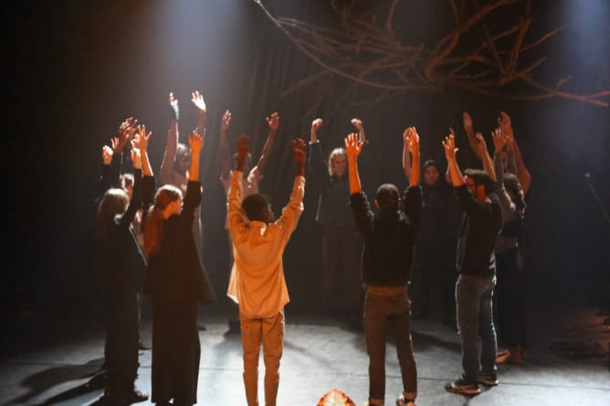 Echauffement avec les jeunes danseurs II