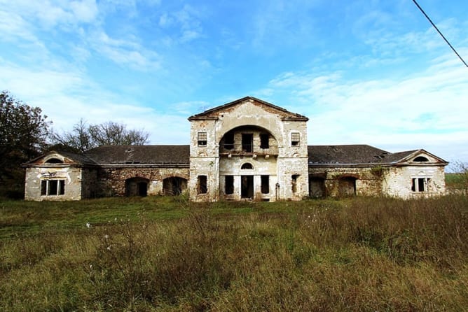 Verlassene Wirtschaftsgebäude