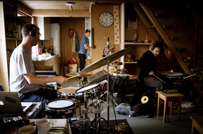 Simon Britschgi (Drums) und Jwan Steiner (Perc.) in der Hütte in Milez