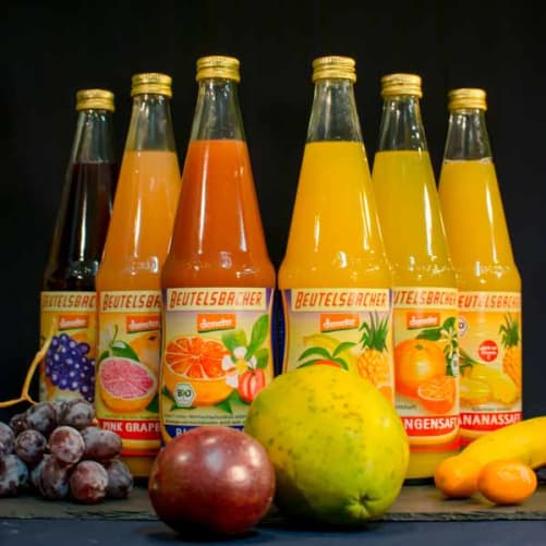 Jus de fruits dans des bouteilles consignées